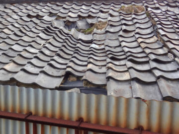 壊れた屋根瓦